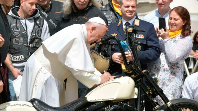 Мотоцикл с подписью Папы Франциска