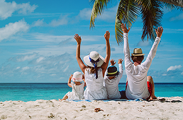 Сімейна подорож без істерик: як зменшити перевантаження у дітей в аеропорту, авто і готелі