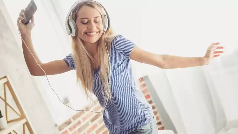 Людина в навушниках занурена в уважне слухання музики як ритуал — person immersed in mindful music listening not as background